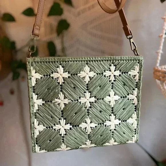 Boho Handwoven Green Straw Crossbody Bag - 9x9 Square Raffia Purse Like New - Picture 5 of 10